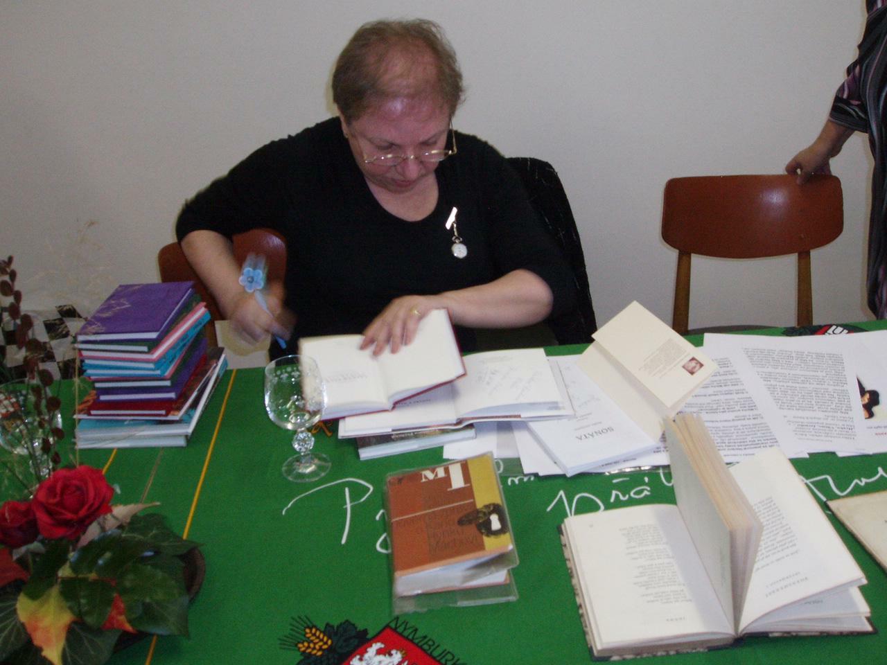 12-J.Pechová podpis  pro knihovnu Klučov.jpg