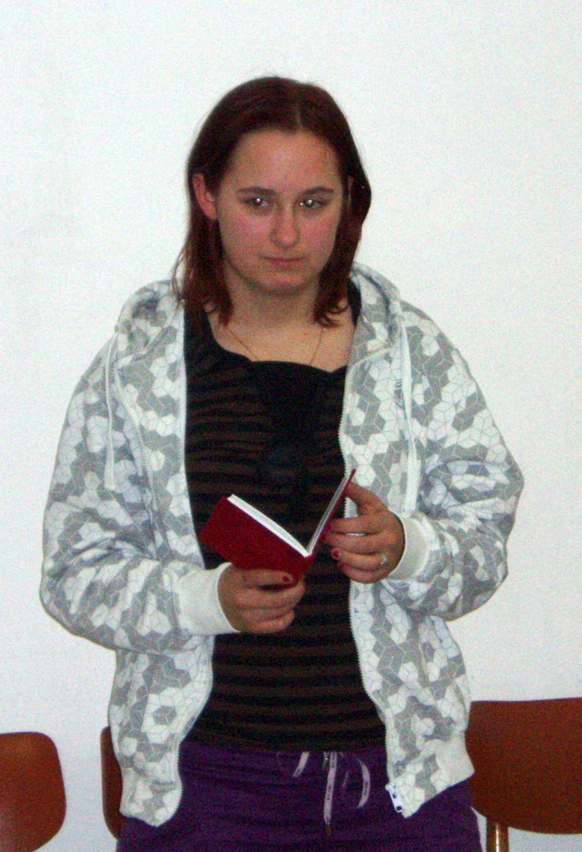 27-Katka po přednesu básně.jpg