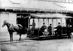 23.-9.-1875-prvnim-vyjetim-konesprezne-tramvaje-od-narodniho-divadla-do-karlina-pocal-provoz-prazske-mhd.jpg